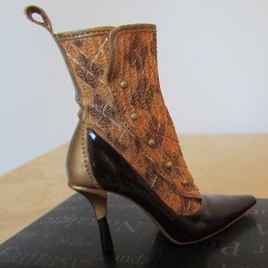 Just the Right Shoe by Raine "Argyle Attitude"